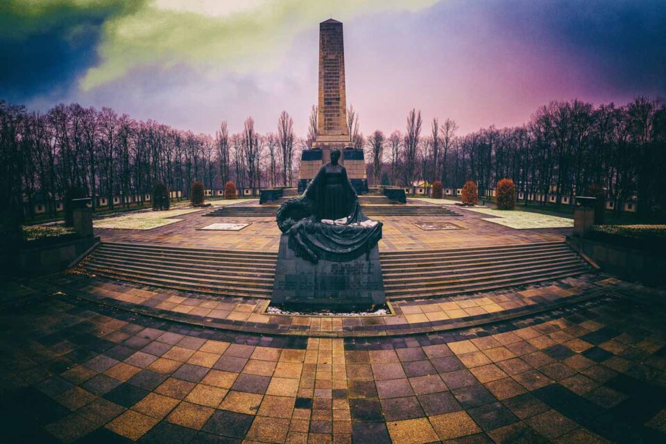 While most people will be familiar with the Soviet War Memorial at Treptow and Tiergarten, hardly any tourists find themselves visiting the Soviet War Memorial in the Schönholzer Heide. This is such a pity because the memorial is beautiful.