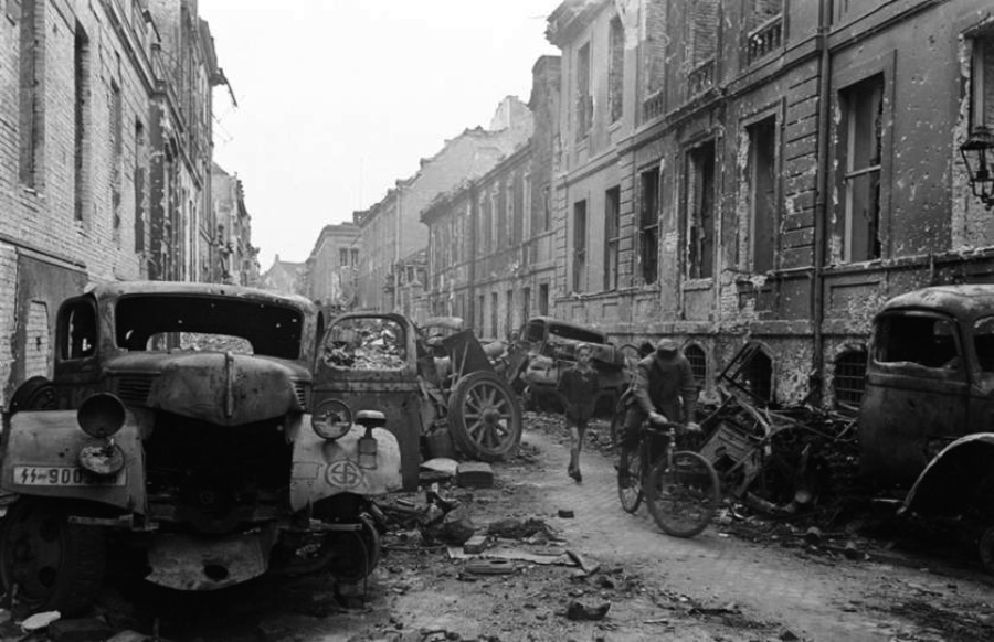 Berlin - A City Scarred by the end of the Second World War as you can see in this never seen before pictures from Life Magazine.