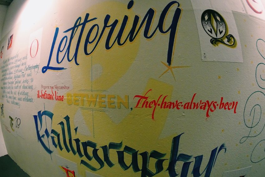 On the Wall - Lettering versus Calligraphy — An installation by Martina Flor and Giuseppe Salerno at the Buchstabenmuseum in Berlin