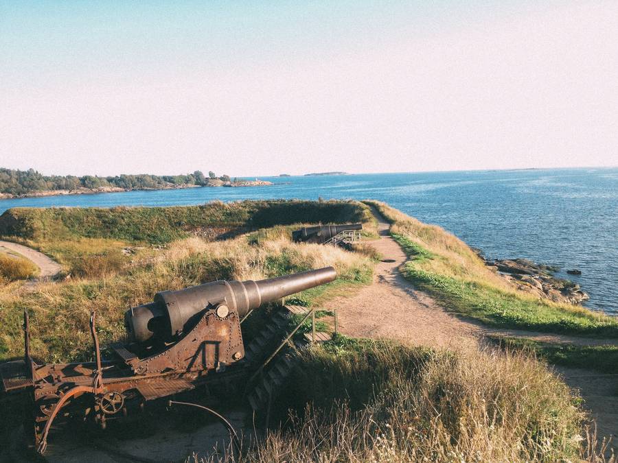 Explore the fascinating fortress of Suomenlinna in Helsinki. Discover its rich history and stunning architecture while strolling through its picturesque landscapes. Immerse yourself in the charm of this UNESCO World Heritage Site, where old-world charm meets natural beauty.