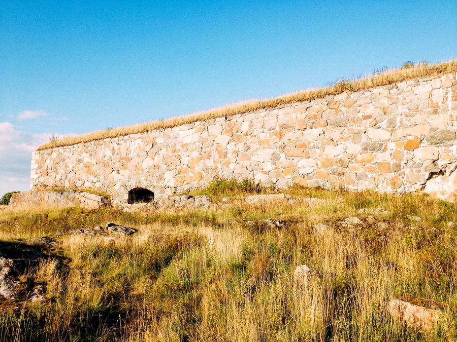 Explore the fascinating fortress of Suomenlinna in Helsinki. Discover its rich history and stunning architecture while strolling through its picturesque landscapes. Immerse yourself in the charm of this UNESCO World Heritage Site, where old-world charm meets natural beauty.