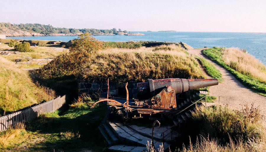 Explore the fascinating fortress of Suomenlinna in Helsinki. Discover its rich history and stunning architecture while strolling through its picturesque landscapes. Immerse yourself in the charm of this UNESCO World Heritage Site, where old-world charm meets natural beauty.