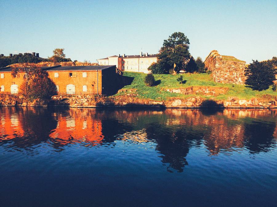 Explore the fascinating fortress of Suomenlinna in Helsinki. Discover its rich history and stunning architecture while strolling through its picturesque landscapes. Immerse yourself in the charm of this UNESCO World Heritage Site, where old-world charm meets natural beauty.