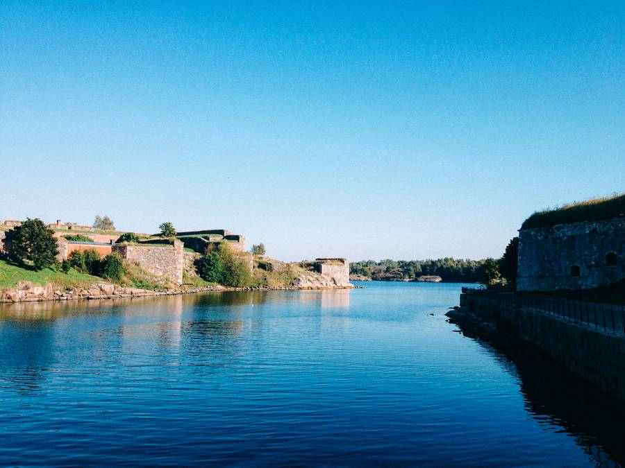 Explore the fascinating fortress of Suomenlinna in Helsinki. Discover its rich history and stunning architecture while strolling through its picturesque landscapes. Immerse yourself in the charm of this UNESCO World Heritage Site, where old-world charm meets natural beauty.