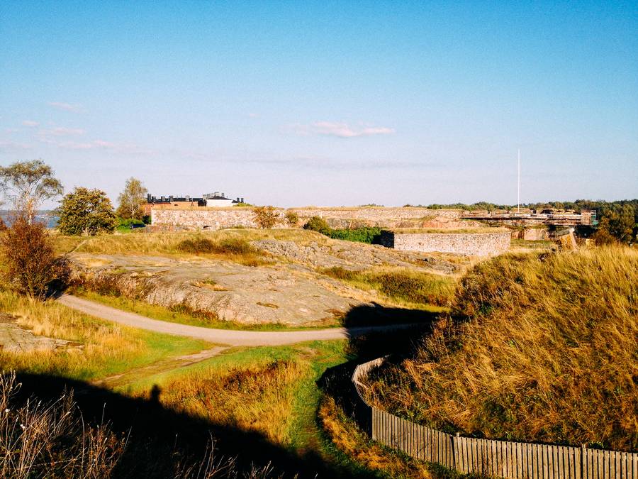 Explore the fascinating fortress of Suomenlinna in Helsinki. Discover its rich history and stunning architecture while strolling through its picturesque landscapes. Immerse yourself in the charm of this UNESCO World Heritage Site, where old-world charm meets natural beauty.