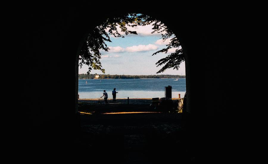 Explore the fascinating fortress of Suomenlinna in Helsinki. Discover its rich history and stunning architecture while strolling through its picturesque landscapes. Immerse yourself in the charm of this UNESCO World Heritage Site, where old-world charm meets natural beauty.