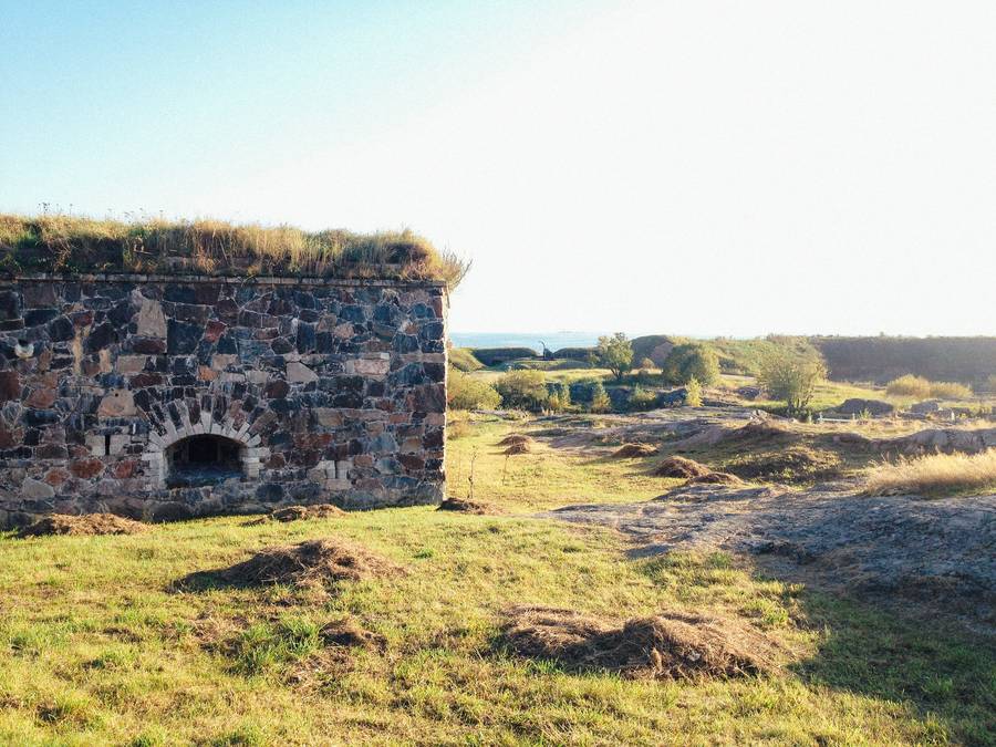 Explore the fascinating fortress of Suomenlinna in Helsinki. Discover its rich history and stunning architecture while strolling through its picturesque landscapes. Immerse yourself in the charm of this UNESCO World Heritage Site, where old-world charm meets natural beauty.