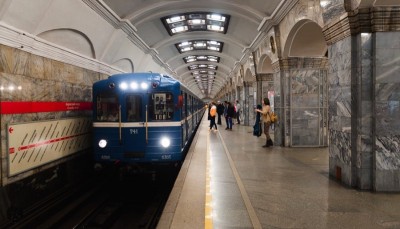 The St Petersburg Metro is one of the most beautiful underground railway system we ever had the pleasure of visiting. First opened in 1955, the metro of Saint Petersburg in Russia is one of the busiest in the world with five subway lines, 67 stations, over 3.000 trains and 2.5 million passengers a day. We did visited the St Petersburg Metro when we visited Russia in May and we took pictures of everything.