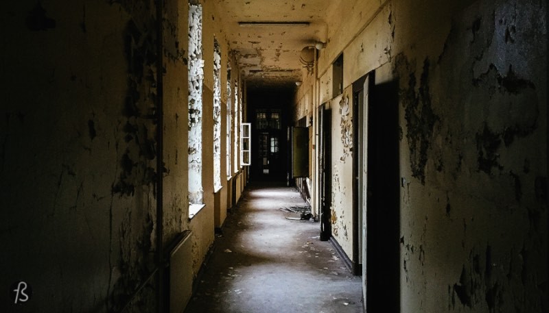 Elisabeth Sanatorium in Stahnsdorf is an abandoned clinic that was built in 1912 and was first used to treat tuberculosis. Later, during the DDR era, it became the only facility to treat skin and lymph node tuberculosis. But this was a long time ago and there is nothing left of these years of glory.