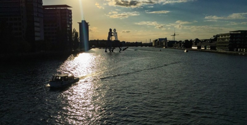 There is a bridge south of the Oberbaumbrucke that is not that famous but has one of the best views of Berlin and the Spree river. This bridge is called Elsebrucke, and you can find it in Treptow, close to the Molecule Man. From there you will have the best angle to capture the Oberbaumbrücke with Berlin Mitte in the background with the TV Tower and all the rest. It’s beautiful.