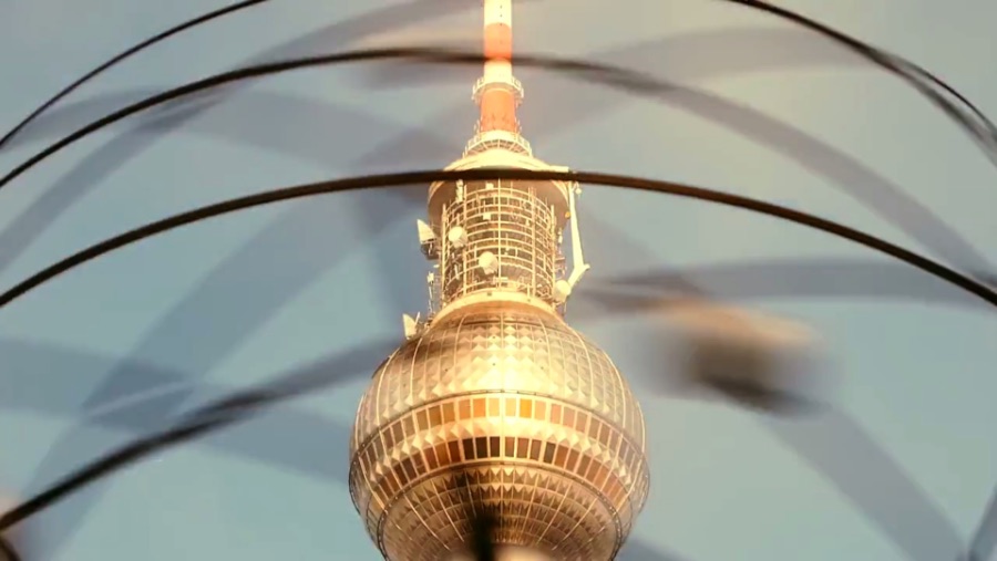 Berlin Dynamic is the name of this amazing video timelapse of Berlin made by Matthias Makarinus between May 2010 and September 2011. He took over 50.000 pictures just to make this beautiful movie that clocks a little under 10 minutes.