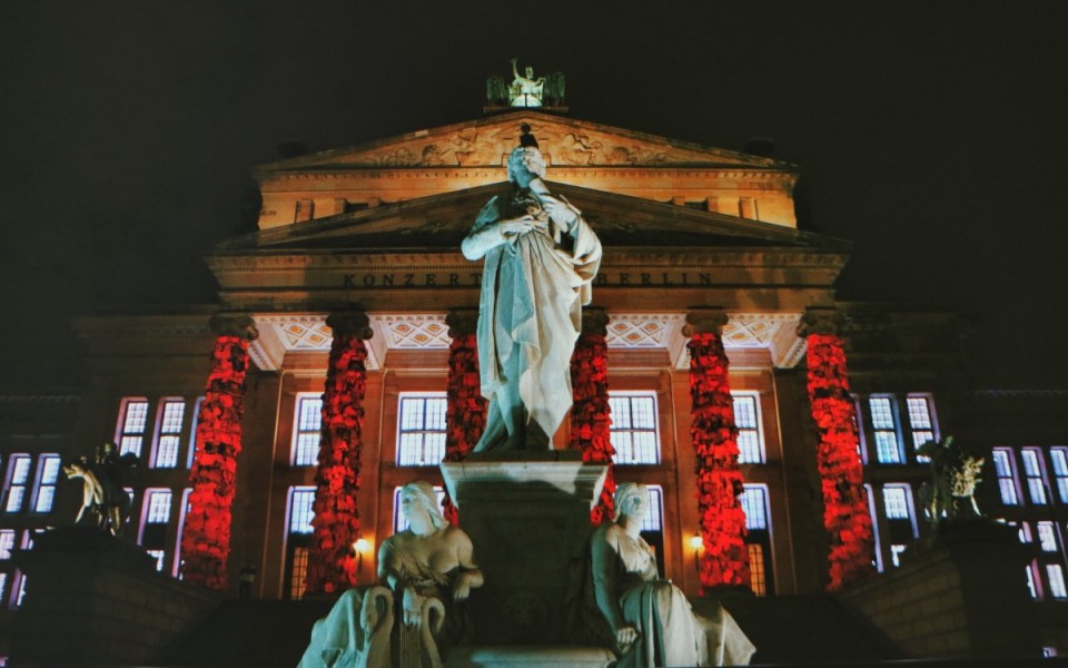 If you were around Gendarmenmarkt a few days ago, you saw something quite spectacular. World-renowned chinese artist Ai Weiwei turned the columns of Konzerthaus Berlin into something different. Thousands of orange life vests covered the columns turning them into pillars for the refugees that are arriving every day in the greek island of Lesbos. The installation is a part of Cinema for Peace, a fundraiser gala event that happened on February 15, 2016.