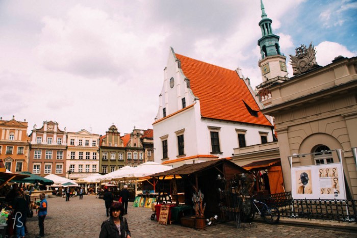 In the center of Poznan, you will find the Old Market Square. Called Stary Rinek in polish, this is the center of the city. There you will find the historical Town Hall, a row of of merchants houses, the former town chancellery and the old weighing house. Take a walk around the square and you will be able to see everything but play more attention to the tallest building there. You can thank me later.