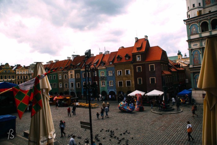 In the center of Poznan, you will find the Old Market Square. Called Stary Rinek in polish, this is the center of the city. There you will find the historical Town Hall, a row of of merchants houses, the former town chancellery and the old weighing house. Take a walk around the square and you will be able to see everything but play more attention to the tallest building there. You can thank me later.