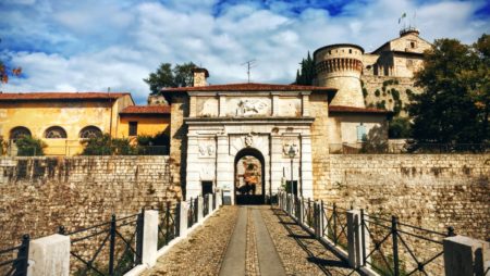 When you look at the Brescia horizon, it’s easy to spot the big castle that stands on top of Cidneo Hill. Known as the Falcon of Italy, the Castle of Brescia is one of the largest and best preserved fortresses of Northern Italy and it was the first place Fotostrasse visited in Brescia during our days at Blogville Lombardy.