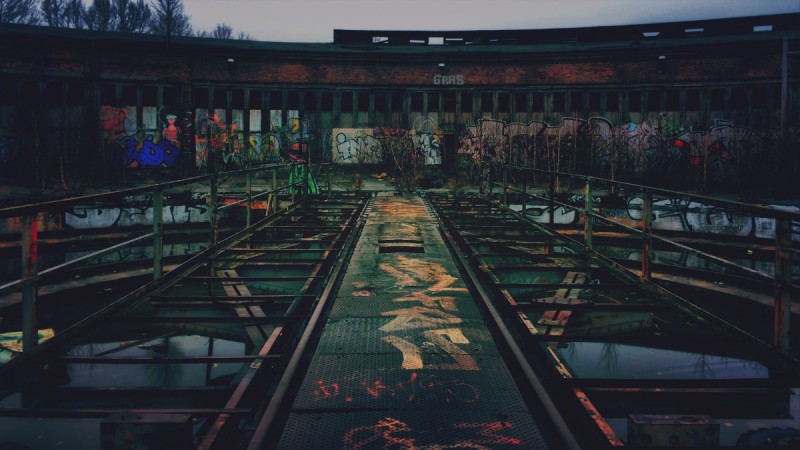 There are no trains at the Güterbahnhof Pankow-Heinersdorf but they used to come here a lot before somebody figured out how to make them drive in the other direction. Yes, this place was built to allow trains to go the other direction and it is one of the only remaining buildings with this history in Germany.