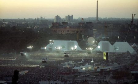 BER-402/ KB/22.7.90/Berlin: Rockspektakel "The Wall"/ Rund 300 000 Zuschauer aus ganz Europa und Übersee waren auf den ehemaligen "Todesstreifen" zwischen Brandenburger Tor und Leipziger Platz gekommen, um die Neuinszenierung der Rockoper "The Wall" von Ex-"Pink-Floyd" Chef Roger Waters zu erleben. Das gigantische Happening war zugleich Auftakt einer weltweiten Spendenaktion des World War Memorial Found for Disaster Relief (Fond für Katastrophenopfer). Die Show auf dem Potsdamer Platz in der Nacht vom 21. zum 22. Juli wurde vom Fernsehen live in alle Welt gestrahlt. [Berlin, Potsdamer Platz.- Aufführung der Rockoper "The Wall" auf dem ehemaligen Todesstreifen]