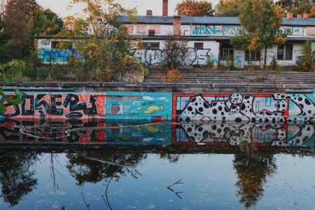 No swimming is allowed at the Freibad Lichtenberg since it was closed down in the late 1980’s. Some say it was the end of the Berlin Wall but who knows for sure? Today you can visit it and think about better times for this abandoned pool in the middle of Lichtenberg.