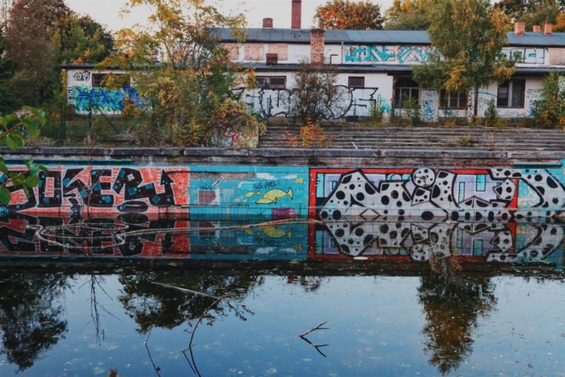 No swimming is allowed at the Freibad Lichtenberg since it was closed down in the late 1980’s. Some say it was the end of the Berlin Wall but who knows for sure? Today you can visit it and think about better times for this abandoned pool in the middle of Lichtenberg.