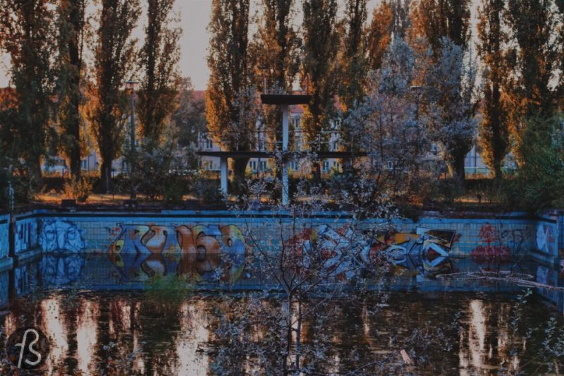 No swimming is allowed at the Freibad Lichtenberg since it was closed down in the late 1980’s. Some say it was the end of the Berlin Wall but who knows for sure? Today you can visit it and think about better times for this abandoned pool in the middle of Lichtenberg.