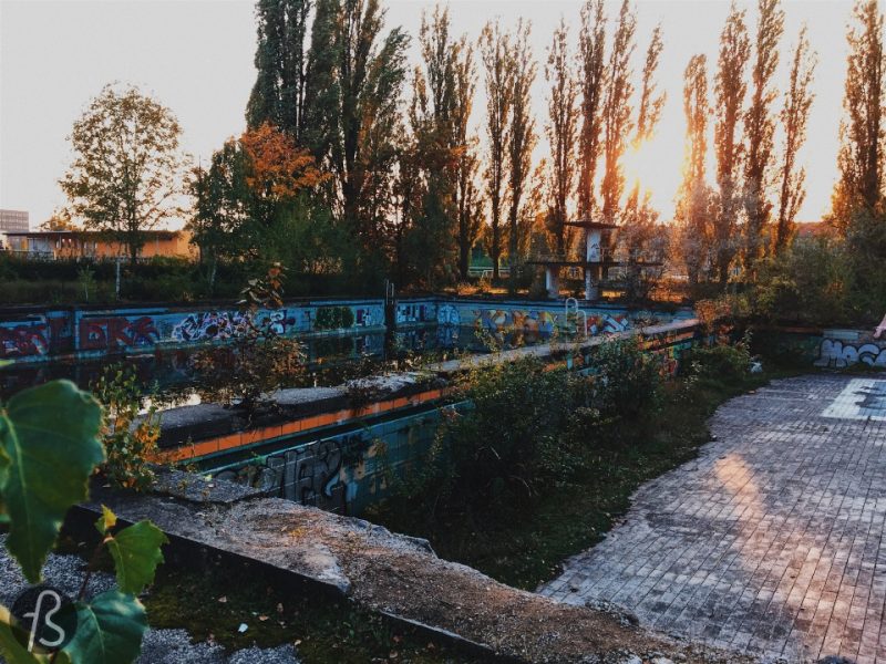 No swimming is allowed at the Freibad Lichtenberg since it was closed down in the late 1980’s. Some say it was the end of the Berlin Wall but who knows for sure? Today you can visit it and think about better times for this abandoned pool in the middle of Lichtenberg.