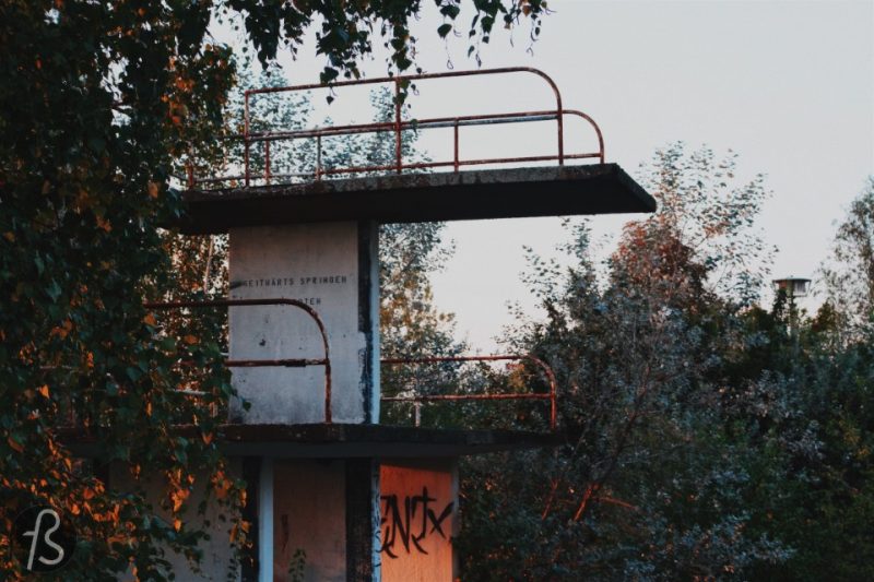 No swimming is allowed at the Freibad Lichtenberg since it was closed down in the late 1980’s. Some say it was the end of the Berlin Wall but who knows for sure? Today you can visit it and think about better times for this abandoned pool in the middle of Lichtenberg.