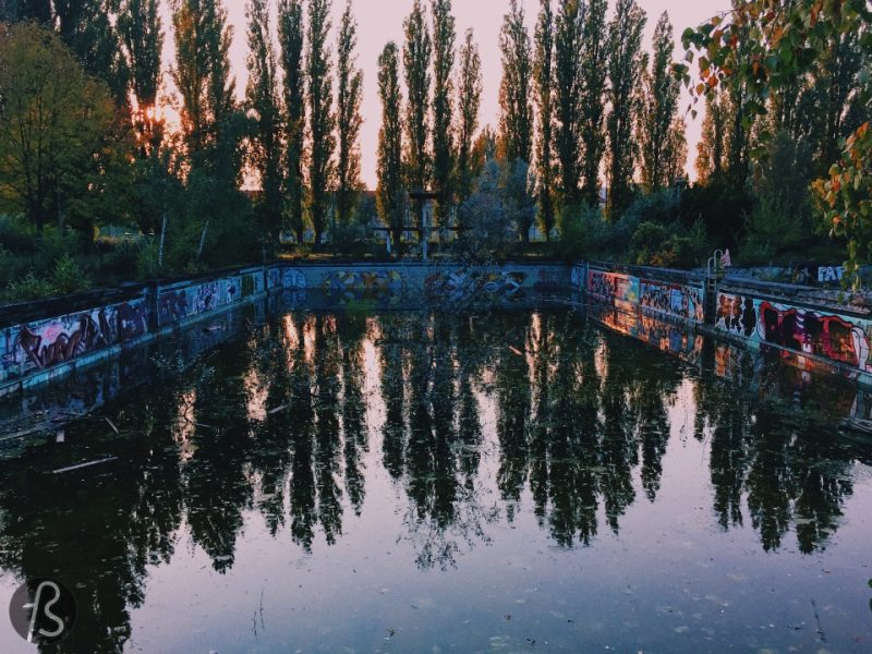 No swimming is allowed at the Freibad Lichtenberg since it was closed down in the late 1980’s. Some say it was the end of the Berlin Wall but who knows for sure? Today you can visit it and think about better times for this abandoned pool in the middle of Lichtenberg.