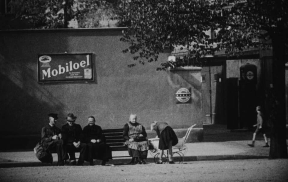 After the First World War, Berlin had this moment of glory during the twenties. Those years were so important to the city that some people call it The Golden Twenties and they are right when it comes to the name. Because of all of this, this video from the Summer of 1929 in Berlin is a special one.