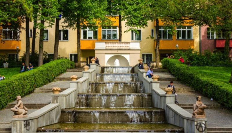In 2016, this Neukölln hidden gem celebrates its 100th year birthday and we are here to show you all why you need to go there and sing happy birthday to it. Generations of Berliners have been to Körnerpark, enjoying themselves in this oasis of peace in the midst of a hectic Neukölln. People go there to play football, to run, walk, relax and picnic.