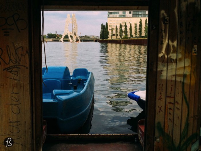 You’ve probably seen an abandoned boat in the Spree river. It lays quiet between the Molecule Man sculpture and Badeschiff and it has been there since 1996, when German bureaucracy showed Franz Günther Van de Lücht, the owner of the boat, that his dreams of cruising through the waters wouldn’t become reality. But there is a lot more to this story than I thought it would be.