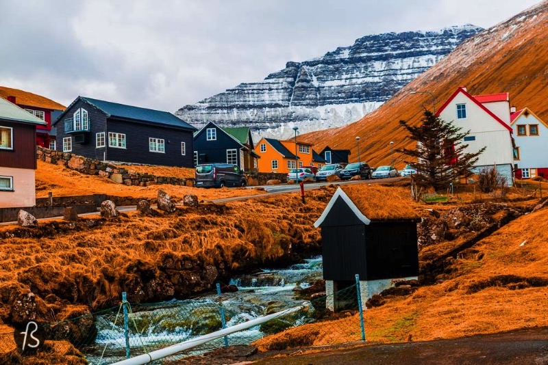 The village is small but it has been there for a long time. It was first mentioned all the way back in 1584 and it seems to have existed long before it. Gjogv is easy to find on the map and it’s located a little more than 60 kilometers from the faroese capital, Tórshavn. We drove it there without any problem and we had to stop the car a few times to take pictures of how gorgeous everything was around us. 