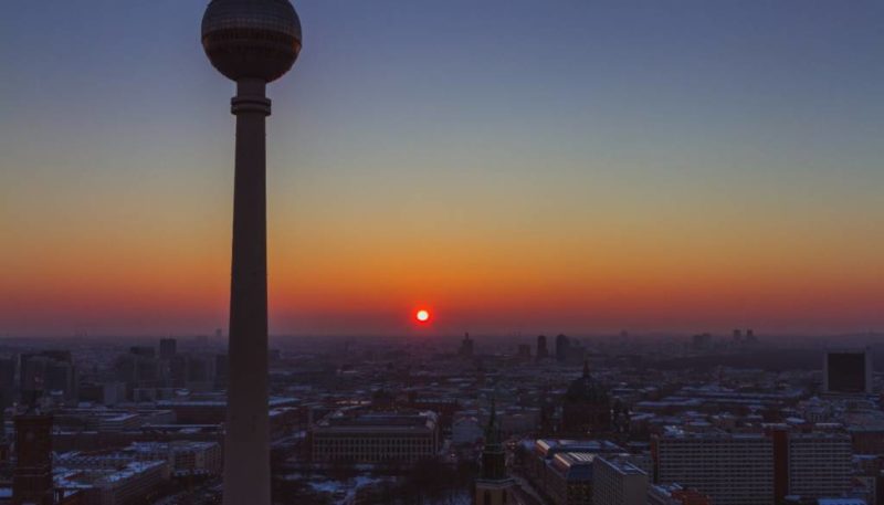 What if I told you that the best place to see Berlin from above is not the on the huge TV Tower in the middle of Alexanderplatz? It might sound weird at first but it makes a lot of sense after you think about it. Do you want to take pictures of Berlin with its main tourist spot in there right? So, you need to go somewhere where the TV Tower can be seen. Somewhere as tall as the tower but way less crowded. That place exists and it is the Park Inn Hotel Alexanderplatz Viewing Platform and I going to tell you everything about it now.