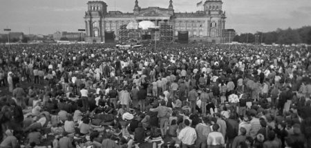 When David Bowie died, in early 2016, we were surprised to read a tweet from the German Foreign Office mentioning how he helped bring down the Berlin Wall. We read it and started looking for a David Bowie Berlin Concert so we could see him in action. One of the first items we found was the Glass Spider Tour of 1987 that became legendary for a lot of reasons. Some say it was the worst tour Bowie ever did. Below we’re going to explain you this concert in Berlin.