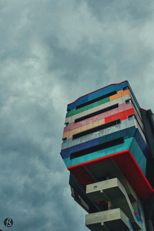 It’s easy to find the Bierpinsel in Steglitz since the building is set right in the middle of Filandastraße highway exit and at the U-Bahnhof Schloßstraße where you can take the U9 and arrive there easily. If you want to get inside, you should just give up. Even the people behind the amazing Abandoned Berlin couldn’t get in. Maybe you can; maybe you know somebody that has a key. If you get it, take a picture and share with Fotostrasse.