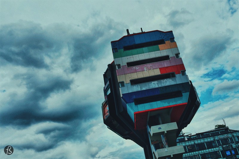 It’s easy to find the Bierpinsel in Steglitz since the building is set right in the middle of Filandastraße highway exit and at the U-Bahnhof Schloßstraße where you can take the U9 and arrive there easily. If you want to get inside, you should just give up. Even the people behind the amazing Abandoned Berlin couldn’t get in. Maybe you can; maybe you know somebody that has a key. If you get it, take a picture and share with Fotostrasse.