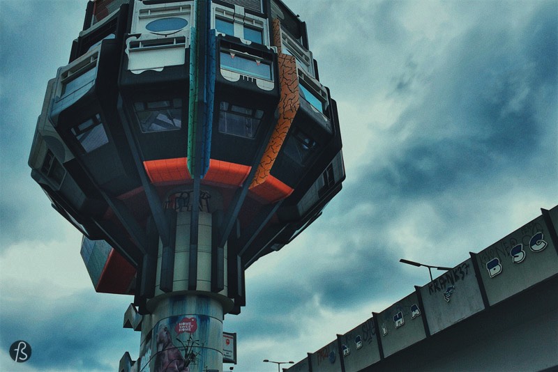 It’s easy to find the Bierpinsel in Steglitz since the building is set right in the middle of Filandastraße highway exit and at the U-Bahnhof Schloßstraße where you can take the U9 and arrive there easily. If you want to get inside, you should just give up. Even the people behind the amazing Abandoned Berlin couldn’t get in. Maybe you can; maybe you know somebody that has a key. If you get it, take a picture and share with Fotostrasse.