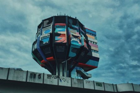 The first time that I went to Steglitz was to visit a Primark since they only had one shop in Berlin and the shop was in this part of the city that I had never been before. That visit was 2012, and it was then that my obsession with the Bierpinsel started. That day was the first time that I had seen anything as weird looking as that building, and it was, also, my first contact with Architectural Brutalism. After that building, it was love at first sight.