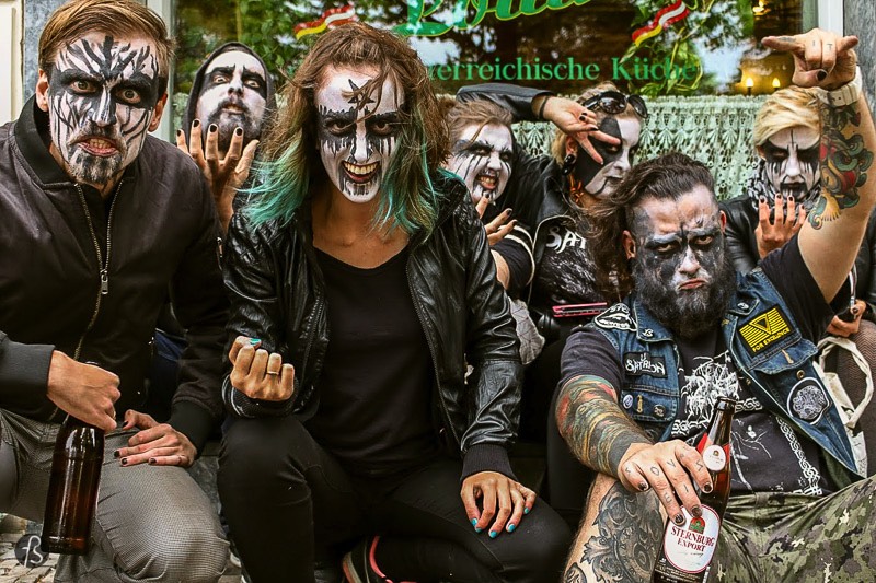 Popraci Neukolln 2017: When we pushed rolls of Hay around Neukölln dressed with black metal war paint - After the race, we had some beers while we waited for the other races to be over and, when we were about to go away, we hear our team name onstage. We were about to leave when we won the award for Best Costume at Popraci Neukölln 2017! We went onstage, celebrated like crazy, and you can see all of this in the video above.