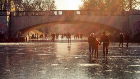 The Landwehr Canal is one of our favorite places to spend warm Saturday afternoons, just walking along it. But, it can be a pretty exciting place to explore in winter as well since, from time to time, it freezes completely. A frozen Landwehr Canal is what happened on the last weekend of February 2018, and we went there to take pictures of everything.