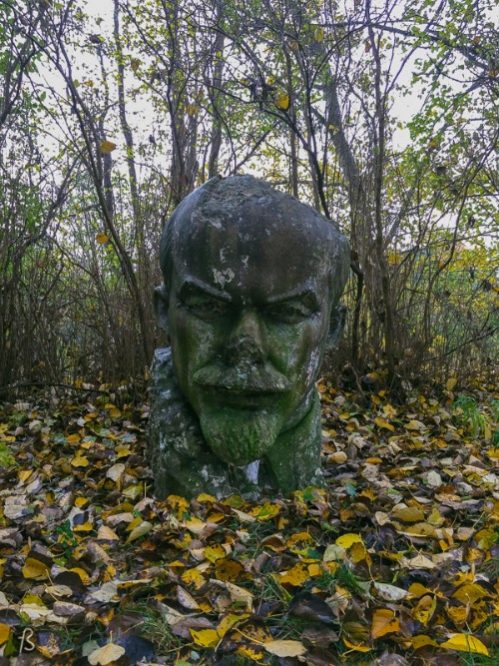 It’s 2018, and there are still some Lenin statues left around Germany. We visited one of these statues in Berlin, and we continue looking for them around the country. One day we got lucky, and we managed to find two of them on the same day. That blessed day was back in October 2016 when we took our bikes north and went to Fürstenberg to do some urban exploration.