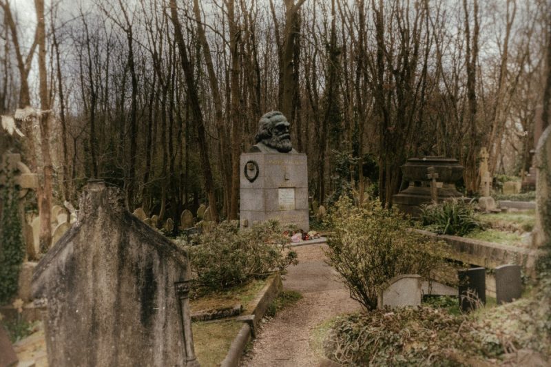 Workers of all lands unite, this is what you can read when you approach the tomb of Karl Marx at the Highgate Cemetery in North London. These are the final words of the Communist Manifesto, and this is the last resting place of Karl Marx, so they match really well.