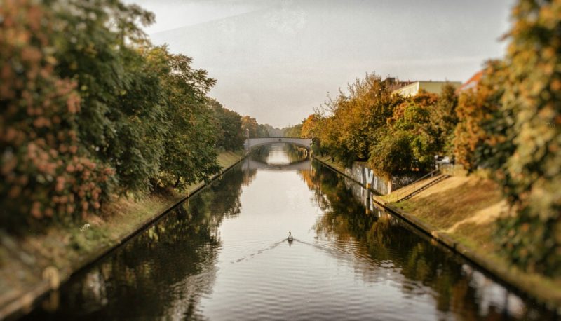 I moved to Neukölln back in early 2012 and, since then, I have been taking pictures of the neighborhood. Some people would say that I take too many photos of the area! After a bar conversation about the hidden beauty of where I live, I decided it was time to share my favorite places. These the best photo spots in Neukölln according to Fotostrasse.