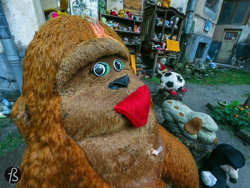 Close to the center of Lviv, there is a makeshift museum of sorts. This unlikely tourist spot can be found on a typical urban courtyard, but this is far from ordinary. The Yard of Lost Toys in Lviv is an unbelievable exhibition and could be described as the toys the world left behind.