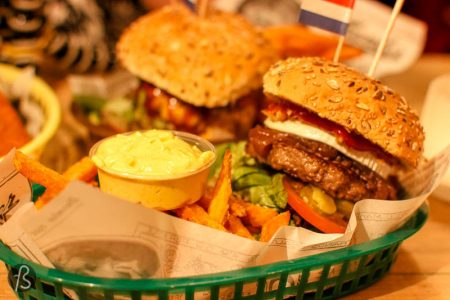 After a long and delicious Easter holiday, Fotostrasse conquers one more place for the #52weeksofburger challenge: Rembrandt Burger. Hidden in a quiet street in Friedrichshain, Rembrandt is known for their very creative burgers and Dutch treats, so we had to check it out!