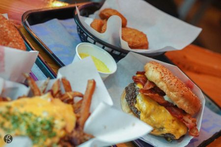 This week for our beautiful #52weeksofburgers challenge, Fotostrasse goes to Kreuzberg and visits Windburger. Windburger seemed like the perfect place to grab a bite in a pleasant and sunny Monday afternoon, so there we went to see what it was all about!