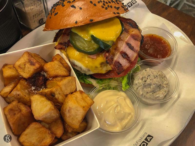 Fotostrasse visits Barcelona for this week’s #52weeksofburgers challenge and meets the surprising Bacoa Burger. When we were looking for a beautiful place to eat burgers in the Catalan city we stumbled upon this burger chain that was super highly rated, nice looking and spread all around the city and that got our curiosity up and our tummies rumbling.