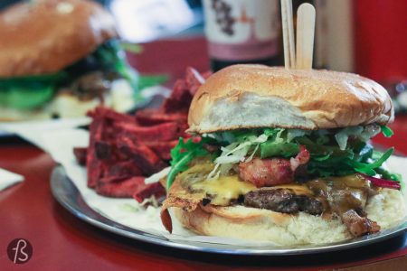 This week for our love-handle-booster #52weeksofburger challenge, Fotostrasse visits the colourful Schone Burger in Schöneberg. The whole idea of the challenge was to find lovely places that nobody talked that much about, and this is what happened this time.