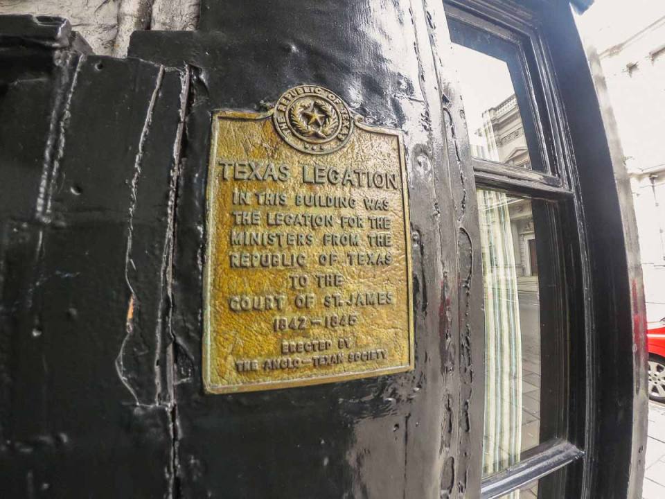 When I visited the Texas Embassy Memorial Plaque in London, I had a plan to visit some places around the city. A Sunday was walking around before I could do the check in on my hotel. The plaque was the first visit since I felt like there 'wouldn't be much to see besides the plaque, and I was right. Even though the location is historical for reasons that 'I'll be talking about later, there is not much to see. Keep that in mind if you want to visit it.