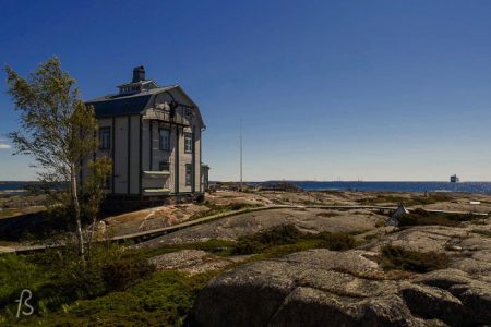 Before you arrive at Mariehamn by boat, there is a place you’re going to see. It’s a group of islets that seem to be the first glimpse of land, and even though there is a white pyramid there, this is not part of a fever dream. This is Kobba Klintar, an old pilot station that was used to assist the ships arriving in the capital of the Åland Islands.