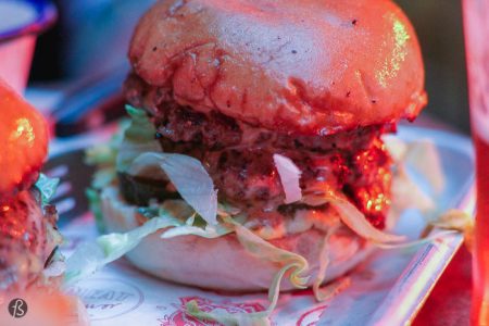 Fotostrasse goes to London in this week of the #52weeksofburgerschallenge and feasts at MeatLiquor. We heard about this place a while ago because of its peculiar decor in this post here, and Felipe tried it a few times in the past and thought it was pretty nice, so let's see how it goes.